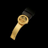 PATEK PHILIPPE. AN 18K GOLD AUTOMATIC WRISTWATCH WITH SWEEP CENTRE SECONDS AND DATE - Foto 3