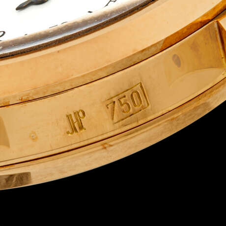PATEK PHILIPPE. AN EXTREMELY RARE AND ATTRACTIVE 18K GOLD AUTOMATIC MINUTE REPEATING WRISTWATCH WITH CASE MADE BY JEAN-PIERRE HAGMANN, MADE TO CELEBRATE THE 150TH ANNIVERSARY OF PATEK PHILIPPE IN 1989 - Foto 3