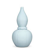 Период Гуансюй. A SKY BLUE-GLAZED DOUBLE-GOURD VASE