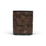 A CARVED BAMBOO ‘FIGURAL’ BRUSH POT - Foto 1