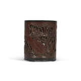 A CARVED BAMBOO ‘FIGURAL’ BRUSH POT - Foto 2