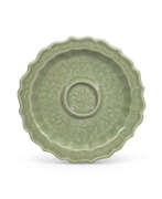 Период Хунъу. A CARVED AND MOULDED LONGQUAN CELADON BARBED-RIM CUP STAND