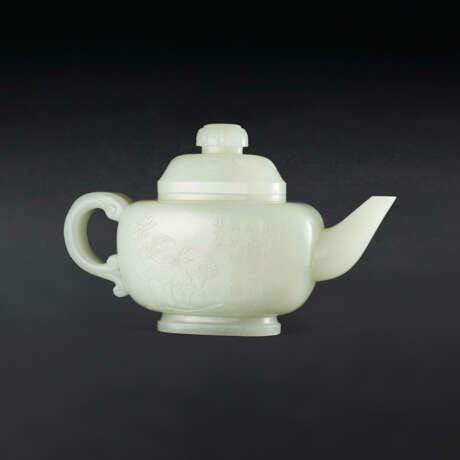 A CARVED AND INSCRIBED WHITE JADE ‘CHRYSANTHEMUM’ TEAPOT AND COVER - Foto 1