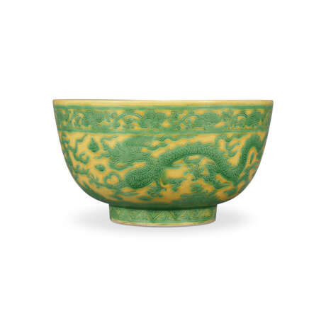 A RARE LARGE YELLOW-GROUND GREEN-ENAMELLED ‘DRAGON’ BOWL - фото 1