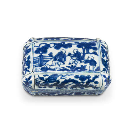 A SMALL BLUE AND WHITE `BOYS` RECTANGULAR BOX AND COVER - фото 2