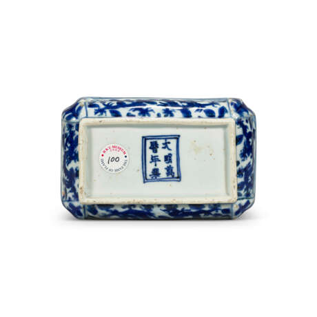 A SMALL BLUE AND WHITE `BOYS` RECTANGULAR BOX AND COVER - фото 3