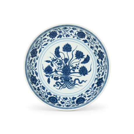 A RARE BLUE AND WHITE ‘LOTUS BOUQUET’ DISH - photo 1