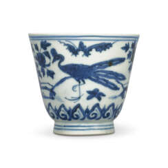A BLUE AND WHITE &#39;PEACOCK AND PEONY&#39; CUP