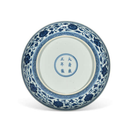 A RARE BLUE AND WHITE ‘LOTUS BOUQUET’ DISH - photo 2