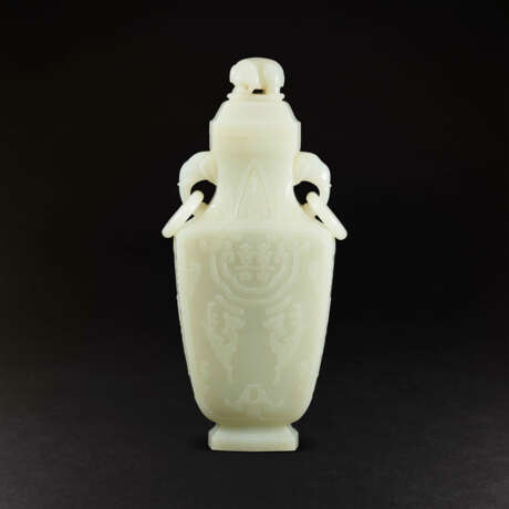 A WHITE JADE ‘ELEPHANT-HANDLE’ VASE AND COVER - Foto 1