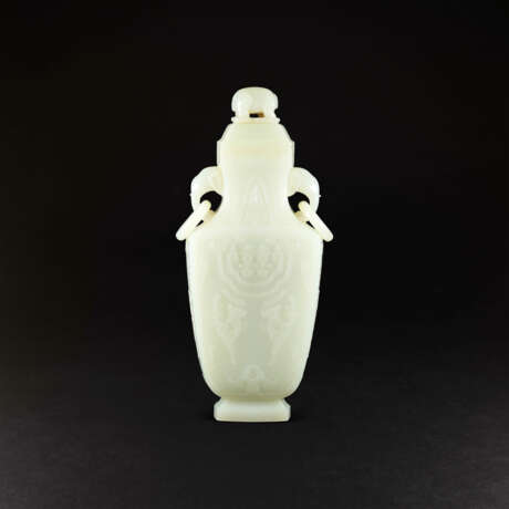 A WHITE JADE ‘ELEPHANT-HANDLE’ VASE AND COVER - фото 3