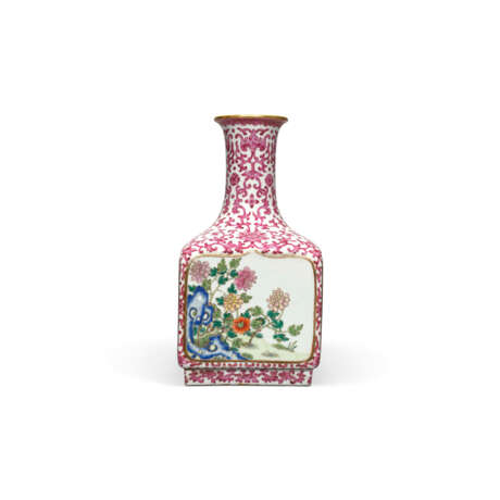 A VERY RARE FAMILLE ROSE ‘FLOWERS OF THE FOUR SEASONS’ RUBY-ENAMEL-DECORATED SQUARE VASE - Foto 2