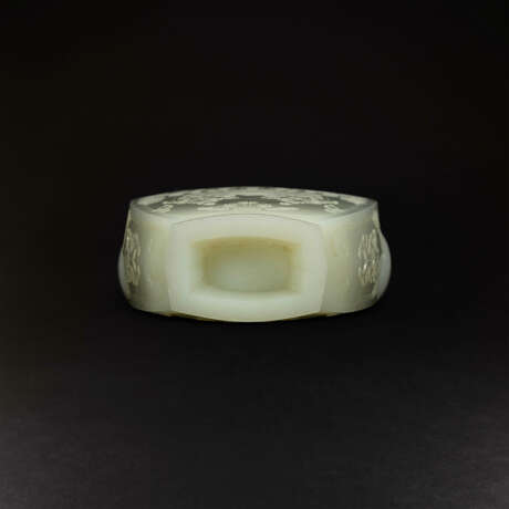 A WHITE JADE ‘ELEPHANT-HANDLE’ VASE AND COVER - Foto 5