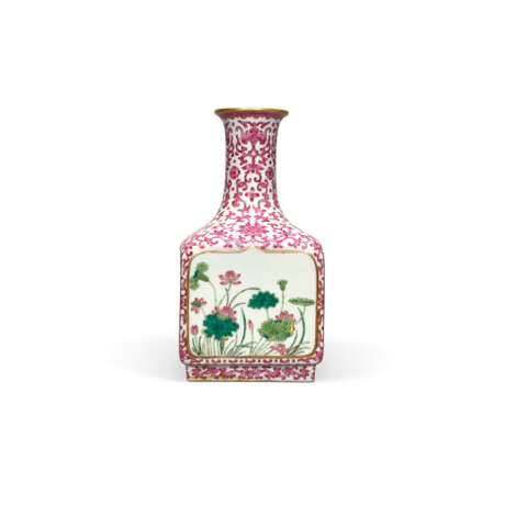 A VERY RARE FAMILLE ROSE ‘FLOWERS OF THE FOUR SEASONS’ RUBY-ENAMEL-DECORATED SQUARE VASE - photo 3
