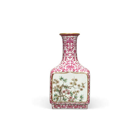 A VERY RARE FAMILLE ROSE ‘FLOWERS OF THE FOUR SEASONS’ RUBY-ENAMEL-DECORATED SQUARE VASE - Foto 4