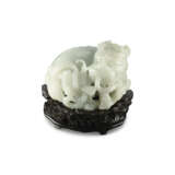 A WHITE JADE `QILIN AND BOOK` CARVING - Foto 2