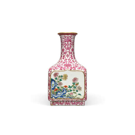 A VERY RARE FAMILLE ROSE ‘FLOWERS OF THE FOUR SEASONS’ RUBY-ENAMEL-DECORATED SQUARE VASE - Foto 5
