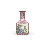 A VERY RARE FAMILLE ROSE ‘FLOWERS OF THE FOUR SEASONS’ RUBY-ENAMEL-DECORATED SQUARE VASE - Foto 5