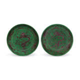 A PAIR OF AUBERGINE AND GREEN-ENAMELLED `DRAGON` DISHES - фото 1