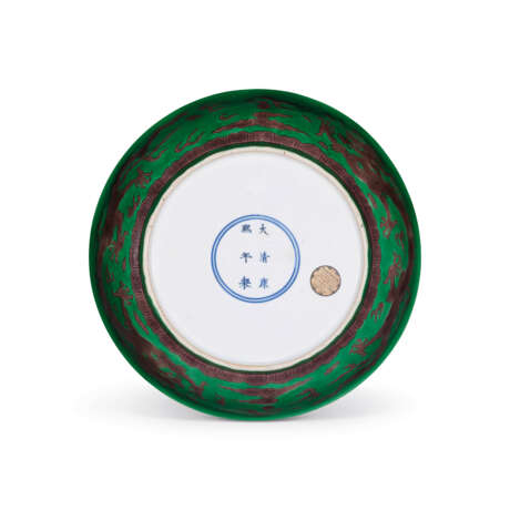 A PAIR OF AUBERGINE AND GREEN-ENAMELLED `DRAGON` DISHES - фото 5
