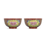 A RARE PAIR OF FAMILLE ROSE CORAL-GROUND BOWLS - Foto 1