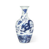 A RARE BLUE AND WHITE `DRAGON` VASE - Foto 1