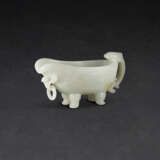 A CARVED WHITE JADE ARCHAISTIC POURING VESSEL, YI - фото 1