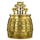 A LARGE IMPERIAL GILT-BRONZE ARCHAISTIC TEMPLE BELL, BIANZHONG - Foto 1