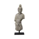 A RARE CARVED LIMESTONE FIGURE OF STANDING GUANYIN - Foto 1