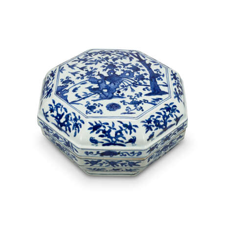 A RARE BLUE AND WHITE ‘PHEASANT AND PEONY’ OCTAGONAL BOX AND COVER - фото 2