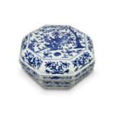 A RARE BLUE AND WHITE ‘PHEASANT AND PEONY’ OCTAGONAL BOX AND COVER - photo 2