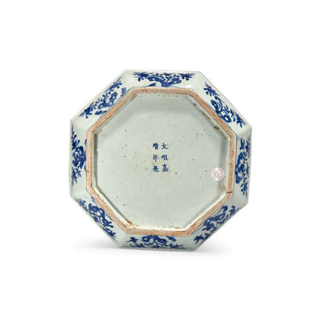 A RARE BLUE AND WHITE ‘PHEASANT AND PEONY’ OCTAGONAL BOX AND COVER - фото 3
