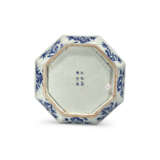 A RARE BLUE AND WHITE ‘PHEASANT AND PEONY’ OCTAGONAL BOX AND COVER - photo 3