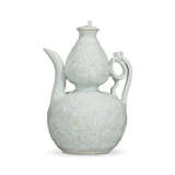 A FINE AND VERY RARE QINGBAI CARVED DOUBLE-GOURD-SHAPED EWER AND COVER - Foto 1