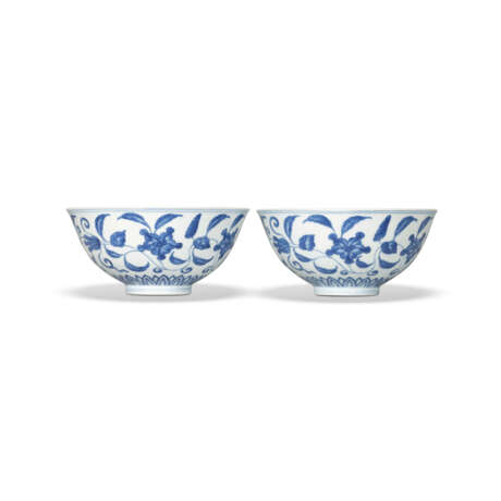 A RARE PAIR OF MING-STYLE BLUE AND WHITE `PALACE` BOWLS - фото 1