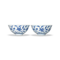 A RARE PAIR OF MING-STYLE BLUE AND WHITE &#39;PALACE&#39; BOWLS