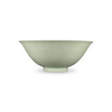 A FINE CELADON-GLAZED INCISED ‘FLORAL` BOWL - Foto 1