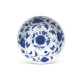 A RARE PAIR OF MING-STYLE BLUE AND WHITE `PALACE` BOWLS - Foto 2