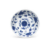 A RARE PAIR OF MING-STYLE BLUE AND WHITE `PALACE` BOWLS - Foto 3