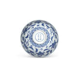 A RARE PAIR OF MING-STYLE BLUE AND WHITE `PALACE` BOWLS - photo 5