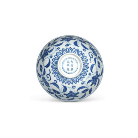 A RARE PAIR OF MING-STYLE BLUE AND WHITE `PALACE` BOWLS - Foto 5