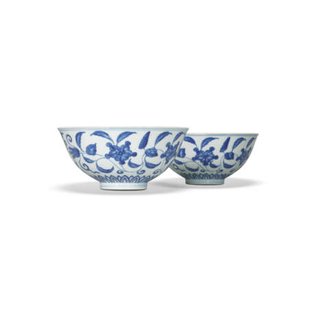 A RARE PAIR OF MING-STYLE BLUE AND WHITE `PALACE` BOWLS - Foto 6