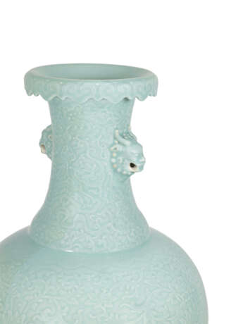 A VERY RARE LARGE CELADON-GLAZED RELIEF-DECORATED ‘LOTUS’ AND ‘DRAGON-HANDLE’ VASE - Foto 4