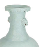 A VERY RARE LARGE CELADON-GLAZED RELIEF-DECORATED ‘LOTUS’ AND ‘DRAGON-HANDLE’ VASE - Foto 4