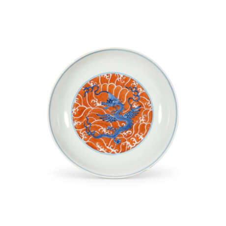 AN UNDERGLAZE BLUE AND IRON-RED DECORATED ‘MYTHICAL SEA CREATURES’ DISH - Foto 1