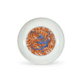 AN UNDERGLAZE BLUE AND IRON-RED DECORATED ‘MYTHICAL SEA CREATURES’ DISH - Foto 1