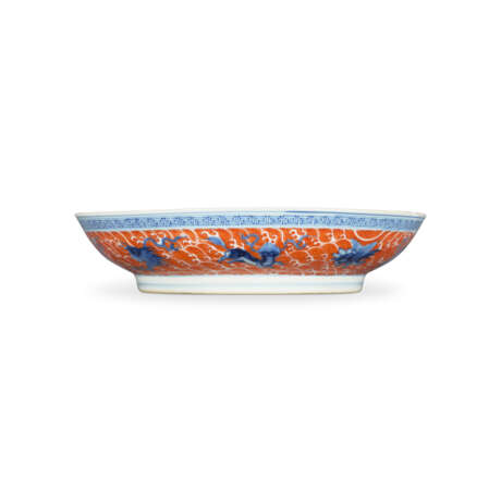 AN UNDERGLAZE BLUE AND IRON-RED DECORATED ‘MYTHICAL SEA CREATURES’ DISH - фото 3