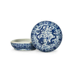 A BLUE AND WHITE &#39;DRAGON&#39; CIRCULAR BOX AND COVER