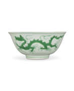 Période Zhengde. AN INCISED GREEN-ENAMELLED &#39;DRAGON&#39; BOWL