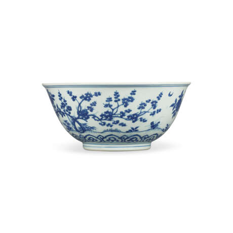 A FINE AND VERY RARE LARGE BLUE AND WHITE BOWL - фото 2